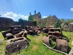 Property grounds - Heaven's Cottage
In the heart of the Monts de Blond, next to a fishing lake. (Cieux)