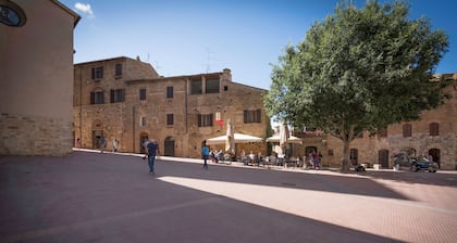 Casa Martina, Piazza Delle Erbe, San Gimignano