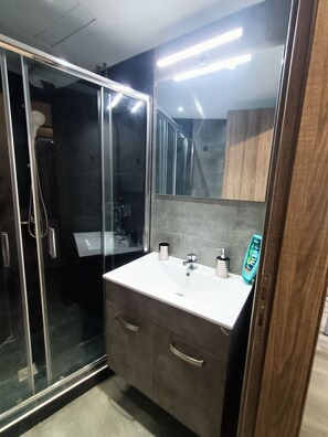 Ducha, secador de pelo, bidet, toallas