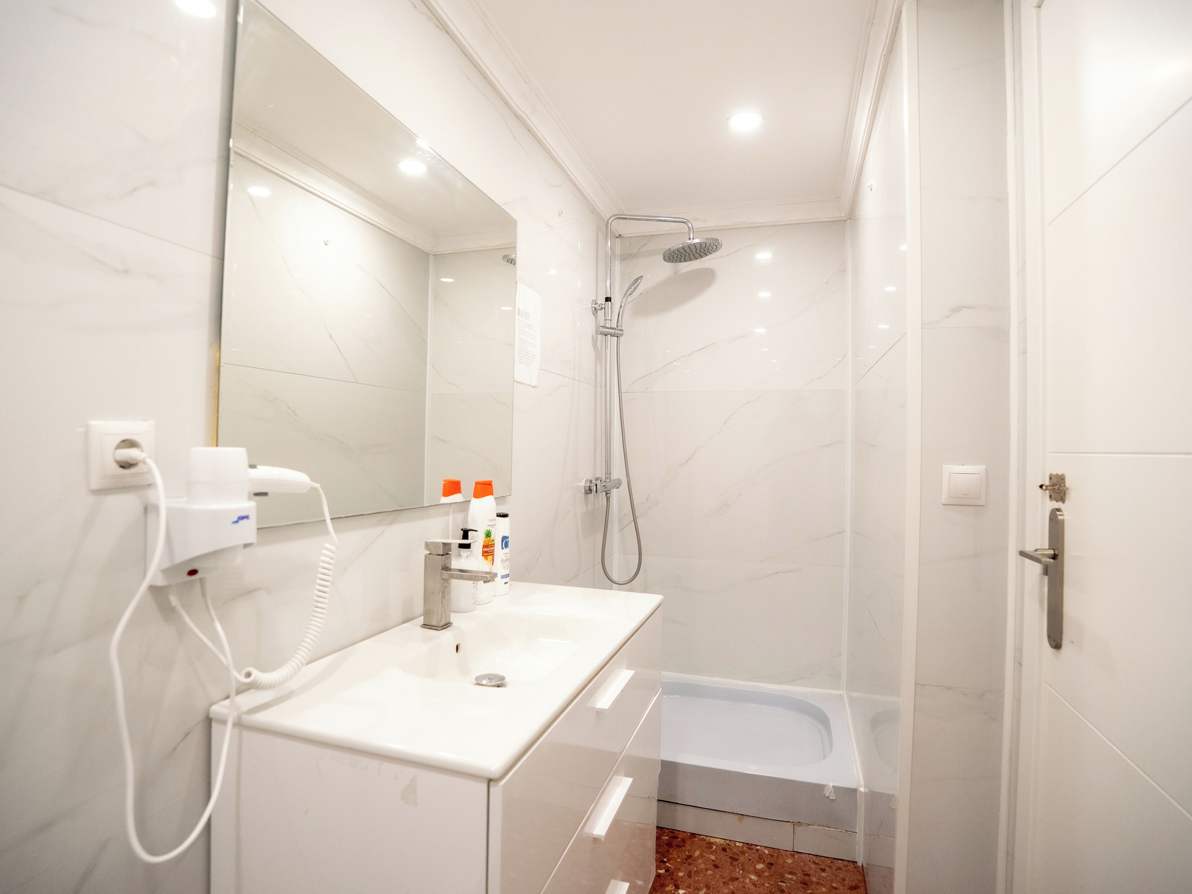 Shower, free toiletries, hair dryer, towels