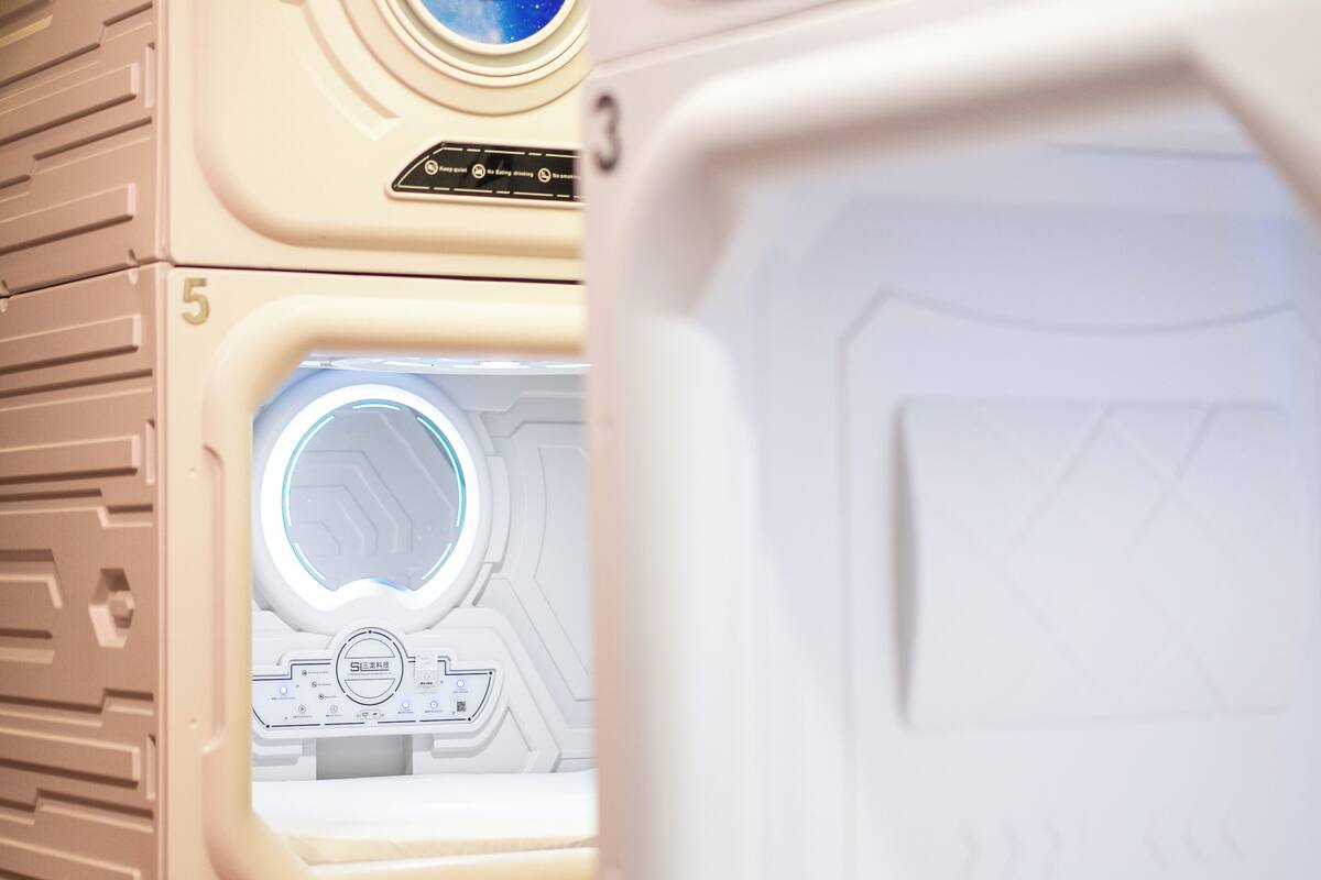Un appareil électroménager blanc, doté d’une fenêtre circulaire et d’un panneau de commande, le numéro 5, posé sur un plan de travail de cuisine.