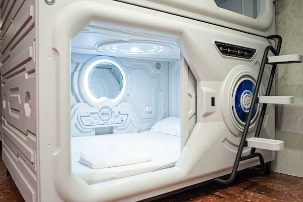 Cozy Single Capsule Bed | WiFi (free), bed sheets