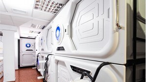 Varias lavadoras blancas con paneles de control, piso de baldosas y techo con ventilación.