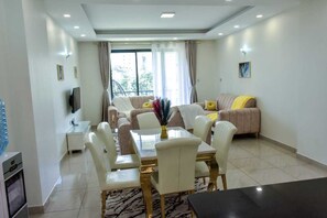 Appartement exécutif, balcon, vue sur la ville | Aire de séjour | Téléviseur connecté de 32 po avec télévision numérique