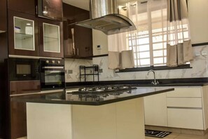 行政公寓, 阳台, 城市景观 | 私人厨房 | 冰箱、微波炉、厨具/餐具