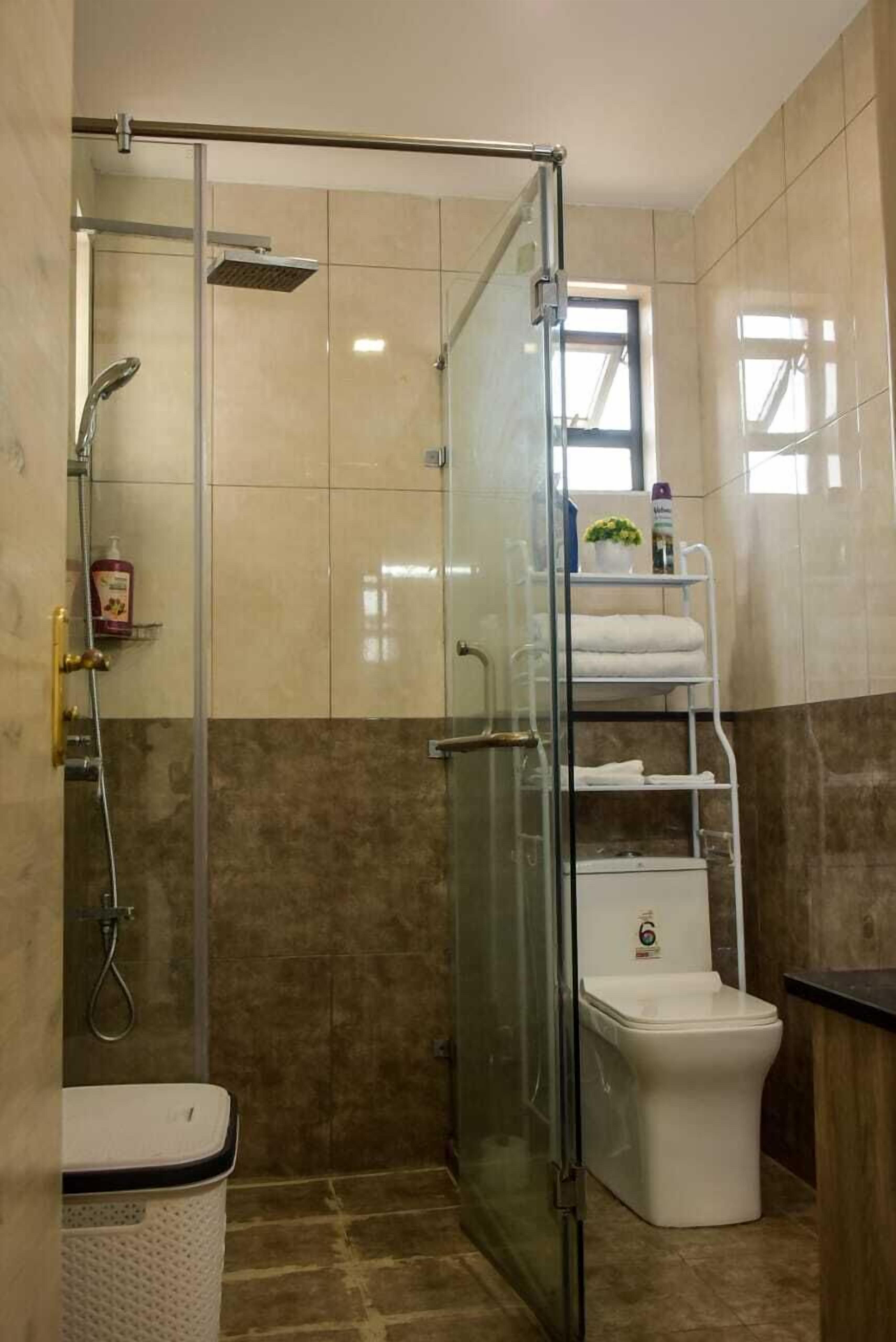 Apartamento ejecutivo, balcón, vistas a la ciudad | Baño | Ducha y cabezal de ducha tipo lluvia