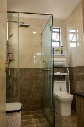 Apartamento ejecutivo, balcón, vistas a la ciudad | Baño | Ducha y cabezal de ducha tipo lluvia