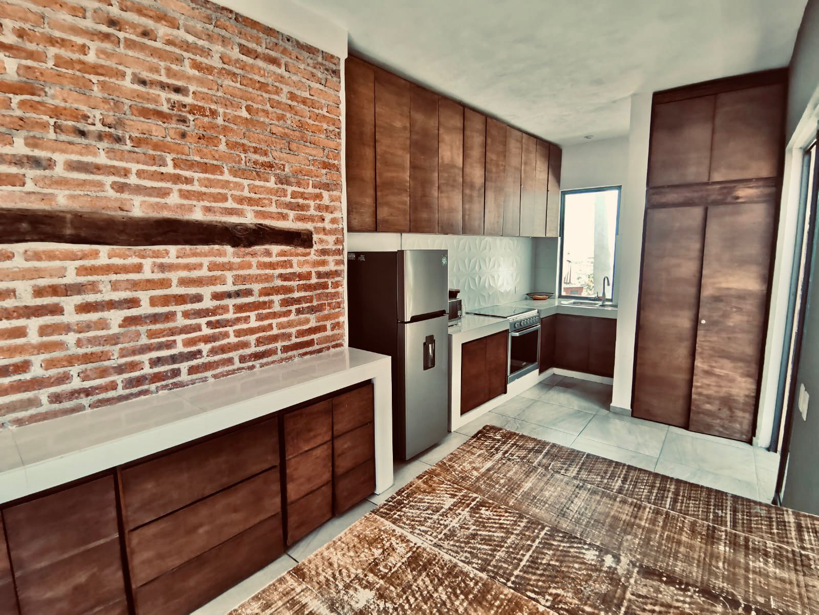 Refrigerador, microondas, utensilios de cocina y comedor 