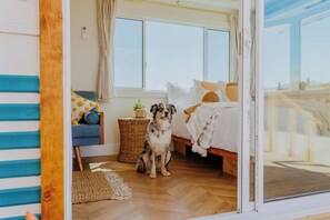 2 bedrooms, desk, iron/ironing board, travel crib - The Art Of The Desert
♡unique 5☆ private!♡pool♡spa (Joshua Tree)