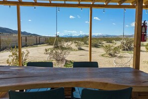Outdoor dining - The Art Of The Desert
♡unique 5☆ private!♡pool♡spa (Joshua Tree)
