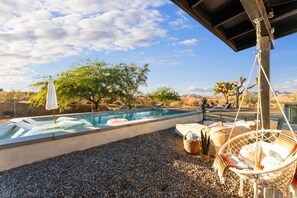 Una piscina al aire libre, una piscina climatizada