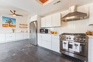 冰箱、微波炉、烤箱、炉灶