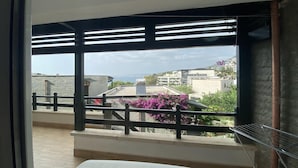 A balcony with a view of buildings and flowers. - Aquamarine Apartments 2, VLORE (Vlorë)