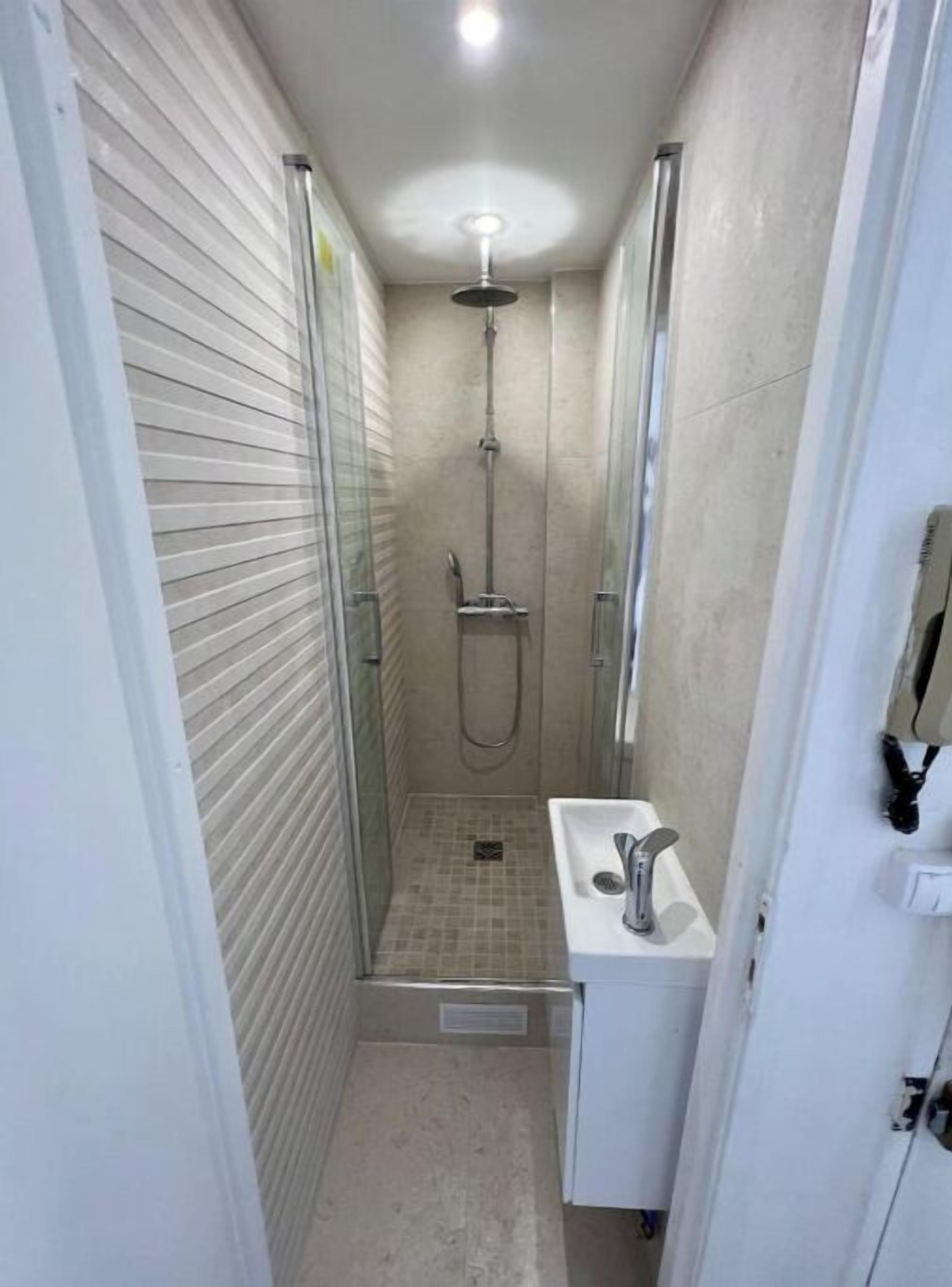 Sèche-cheveux, serviettes fournies, savon, shampoing