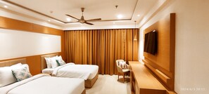 Habitación clásica con 2 camas individuales, vista a la alberca | Ropa de cama de alta calidad y caja de seguridad en la habitación 