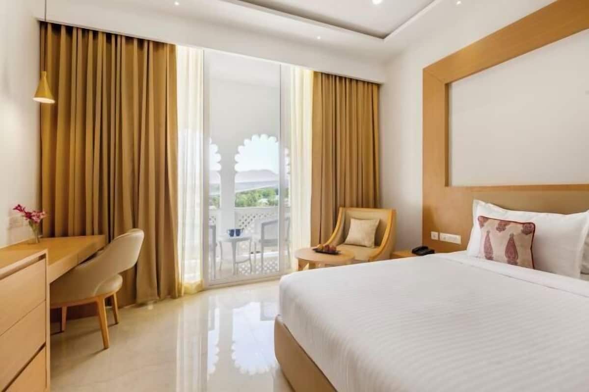 Ropa de cama de alta calidad y caja de seguridad en la habitación