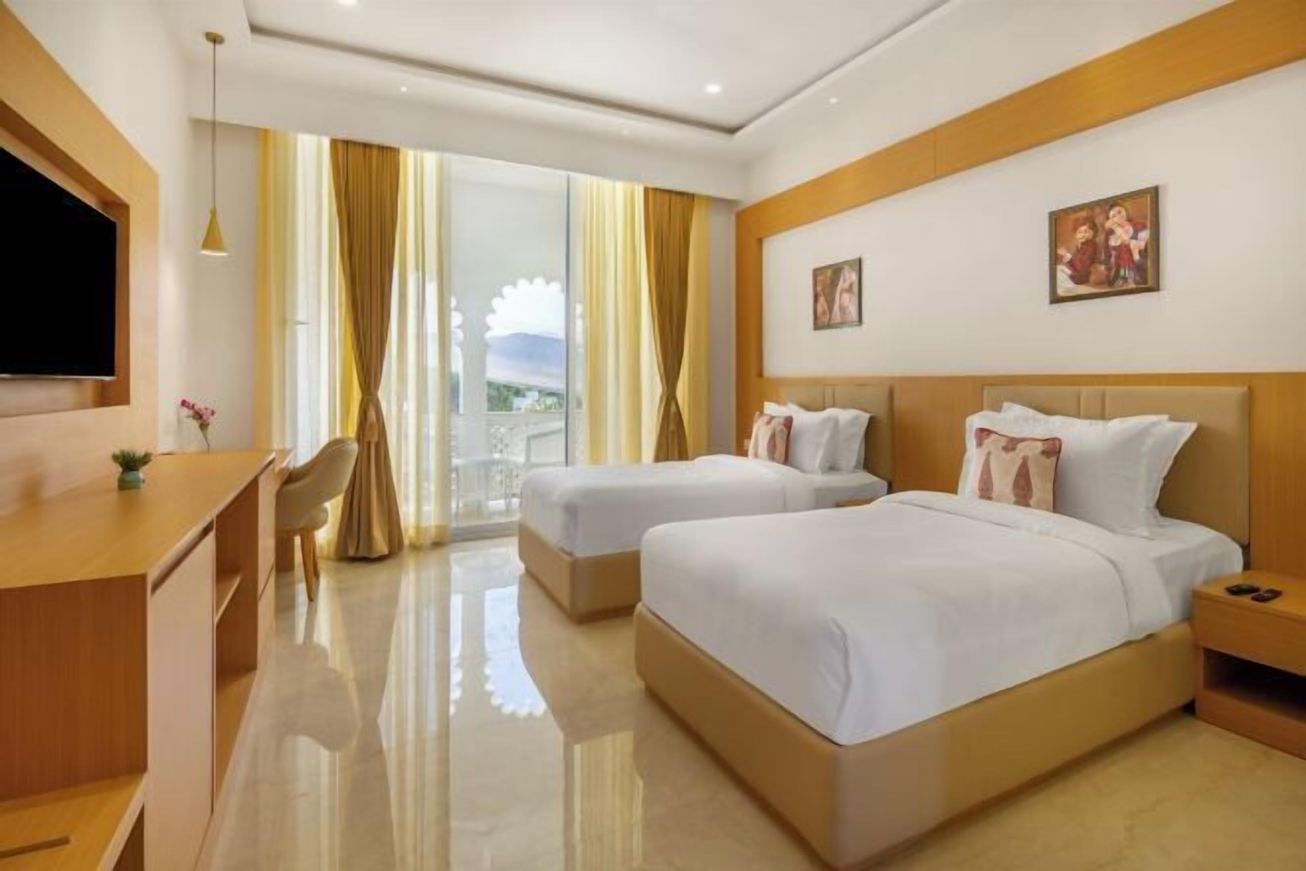 Premium bedding, in-room safe, desk, laptop workspace