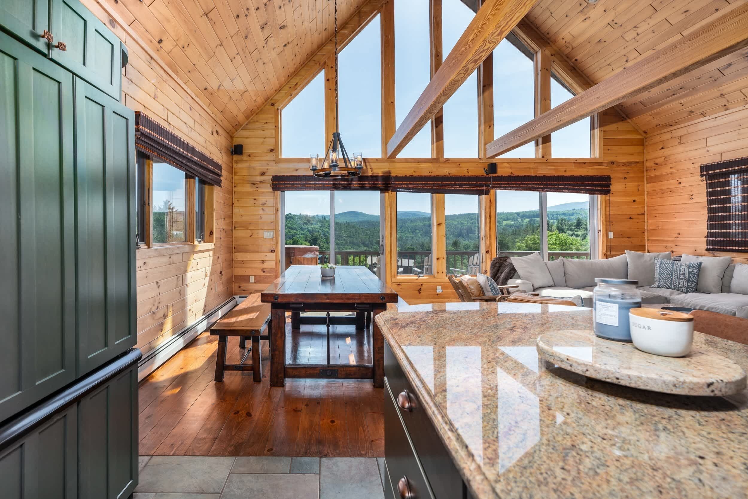 Televisión, chimenea y oficina 