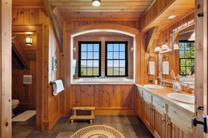 Shower, hair dryer, towels - Mountainside 5-BR Ski-In/Out Okemo Villa (Ludlow)
