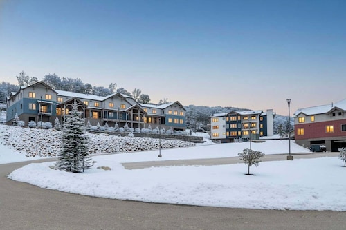 Mountainside 1-BR Ski-In/Out Okemo Retreat
