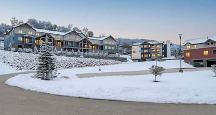 Mountainside 1-BR Ski-In/Out Okemo Retreat