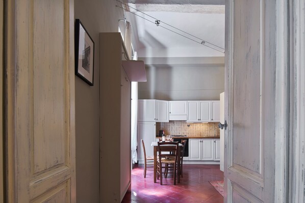 Apartment | Essbereich im Zimmer