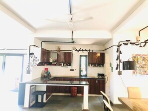 Réfrigérateur, micro-ondes, four, lave-vaisselle