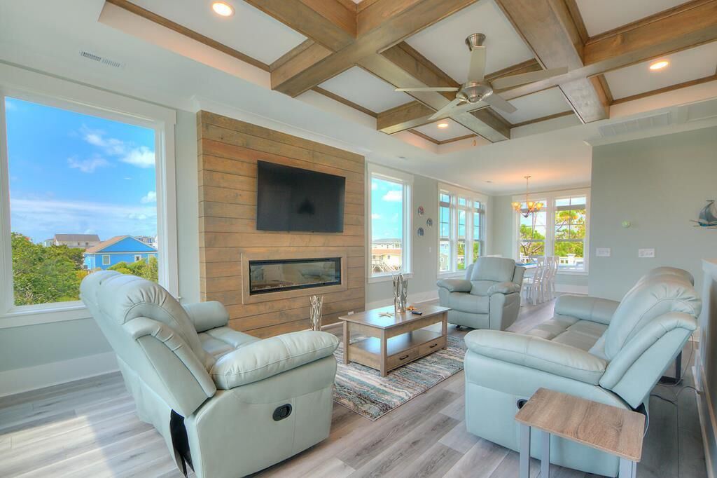 智能電視、壁爐、書籍