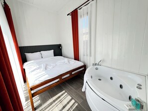 Jakuzili Tiny House | Minibar, escritorio, wifi gratis y ropa de cama