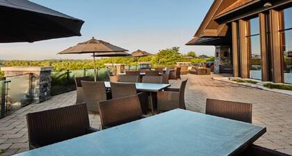 Modern Luxury Resort Villa on Muskoka Bay Golf Course - 5 min from Lake Muskoka!