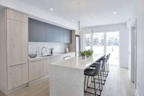 Fridge, microwave, oven, stovetop - Modern Luxury Resort Villa on Muskoka Bay Golf Course - 5 min from Lake Muskoka! (Gravenhurst)