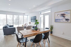 Dining - Modern Luxury Resort Villa on Muskoka Bay Golf Course - 5 min from Lake Muskoka! (Gravenhurst)