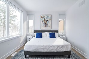 3 bedrooms, iron/ironing board, WiFi, bed sheets - Modern Luxury Resort Villa on Muskoka Bay Golf Course - 5 min from Lake Muskoka! (Gravenhurst)