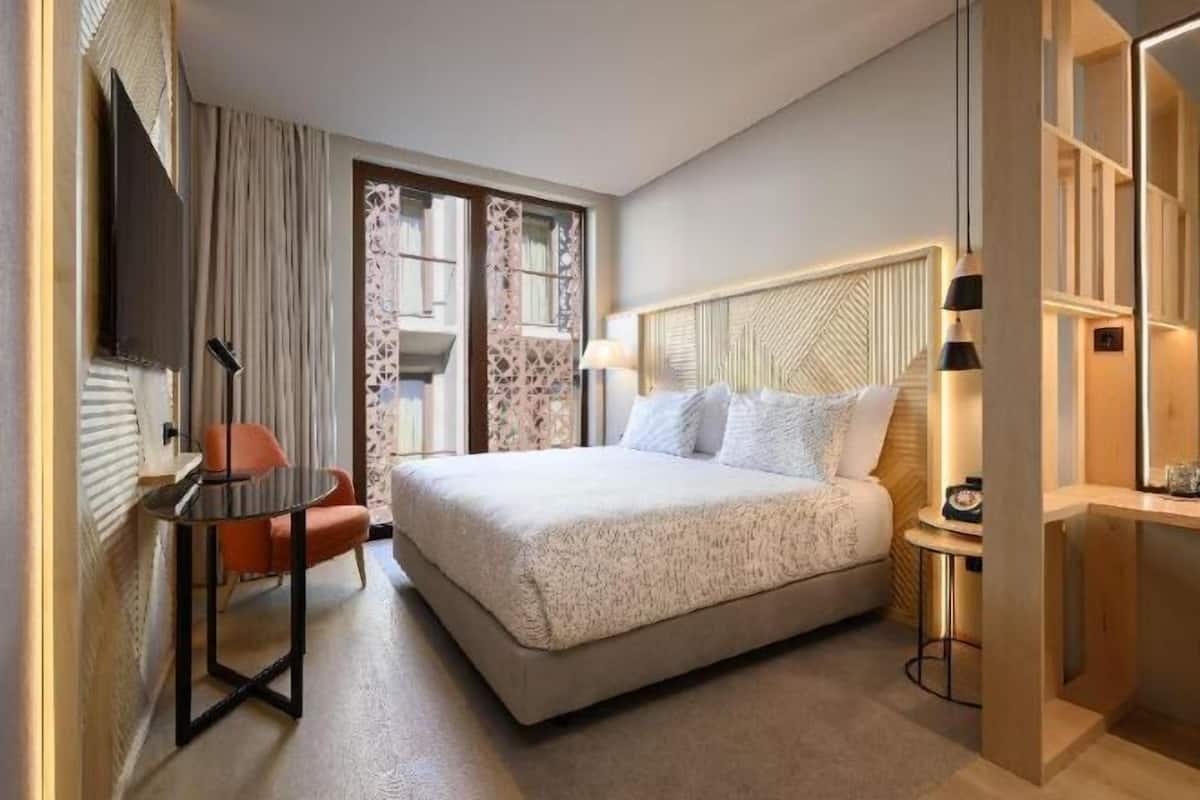 Minibar, bureau, systĂšme dâinsonorisation, fer et planche Ă repasser