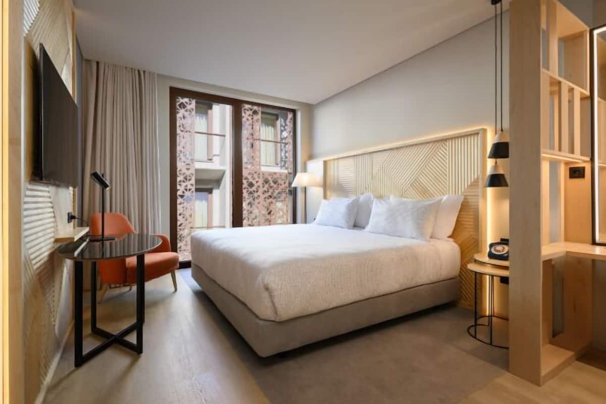 Minibar, escritorio, insonorización y tabla de planchar con plancha