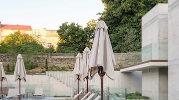 Innenpool, Außenpool (je nach Saison geöffnet)
