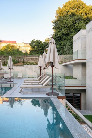Una piscina techada, una piscina al aire libre de temporada