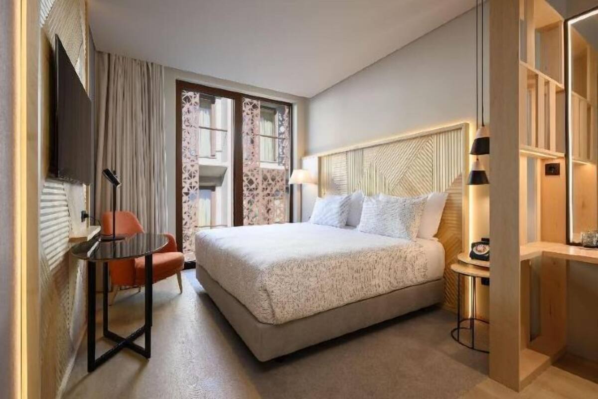 Minibar, escritorio, insonorización y tabla de planchar con plancha