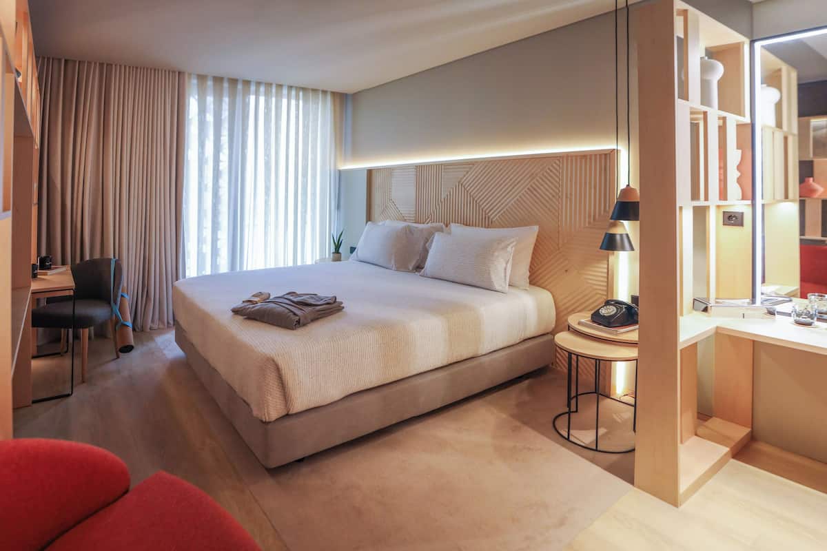 1 camera, minibar, una scrivania, ferro/asse da stiro