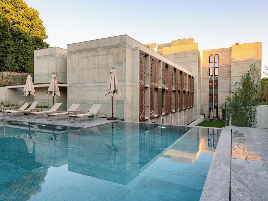 Een binnenzwembad, een seizoensgebonden buitenzwembad