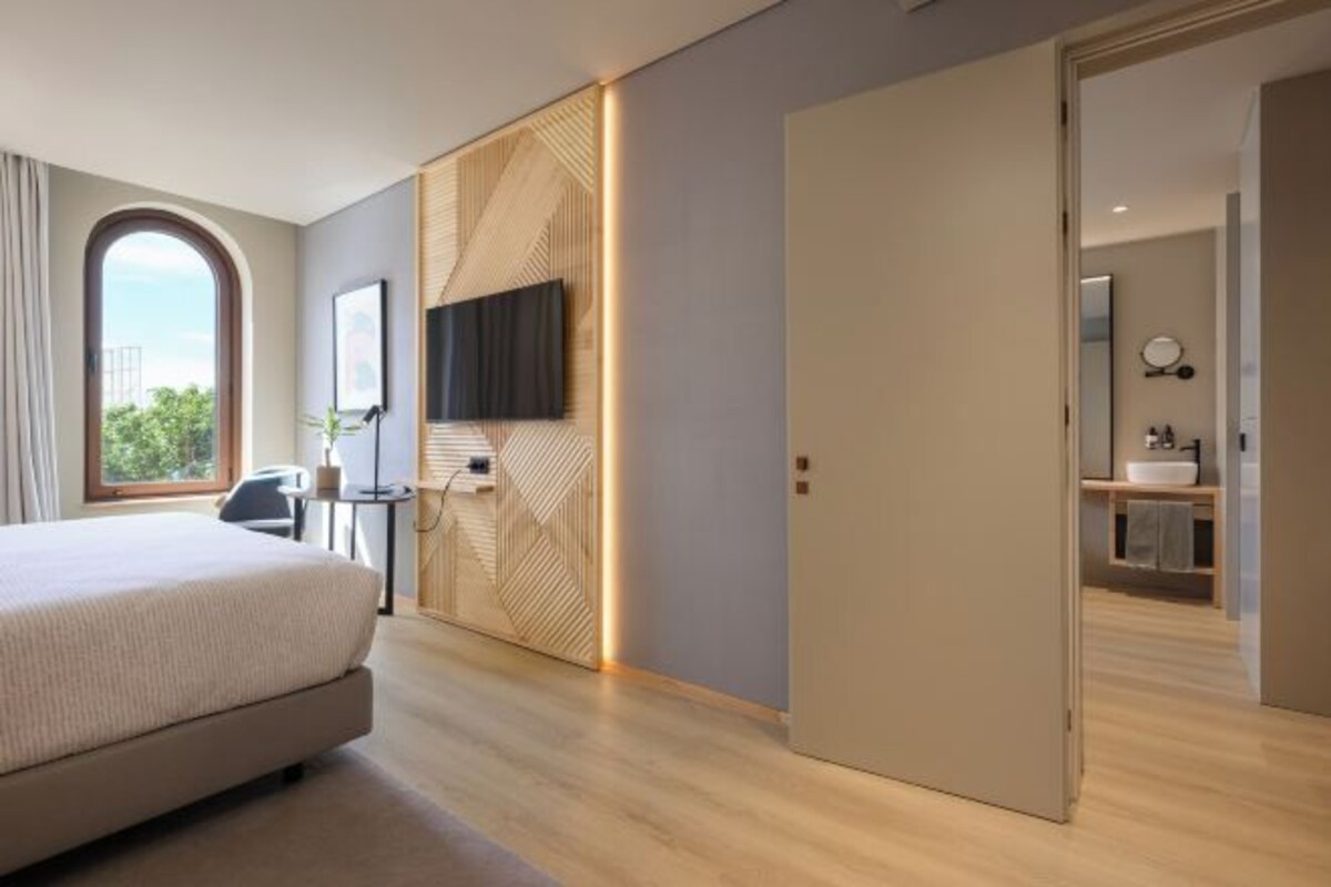 Minibar, skrivebord, lydisolert og strykejern/-brett