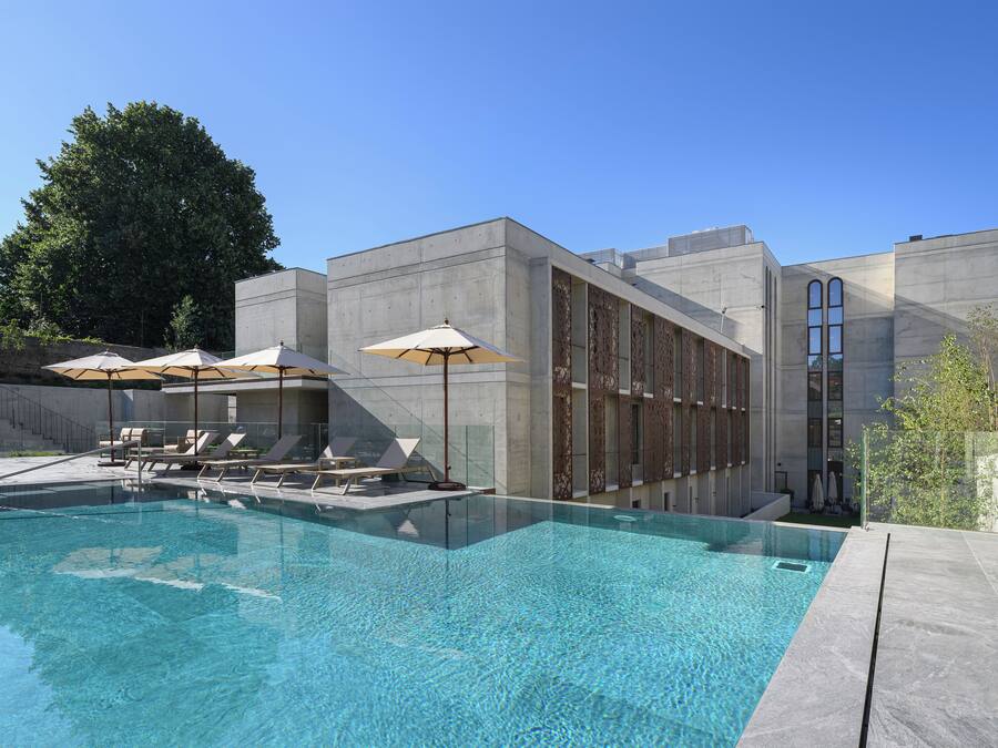 Una piscina techada, una piscina al aire libre de temporada