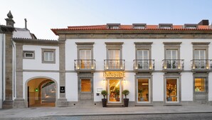 A historic building with a sign reading "INNSIDE" and a parking sign. - INNSiDE By Meliá Braga Centro (Braga)