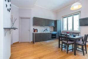 Appartement | Cuisine privée | Réfrigérateur grande capacité avec congélateur, four à micro-ondes