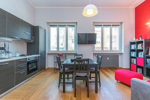 Appartement | Cuisine privée | Réfrigérateur grande capacité avec congélateur, four à micro-ondes