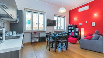 Apartment | Wohnbereich | 35-Zoll-Fernseher mit Digitalempfang