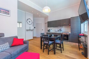 Appartement | Privékeuken | Een koelkast met diepvriezer, een microgolfoven, een oven, een kookplaat