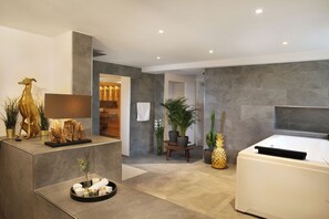 Suihku, poreamme, hiustenkuivaaja, pyyhkeet