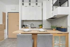 Fridge, oven, stovetop, dishwasher
