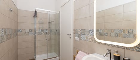 Dusche, Haartrockner, Bidet, Handtücher
